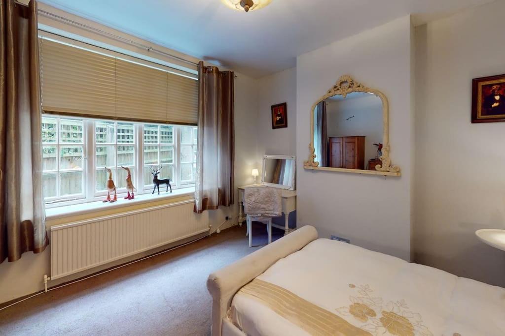 Spacious One Bedroom Flat West Hoathley Exterior foto